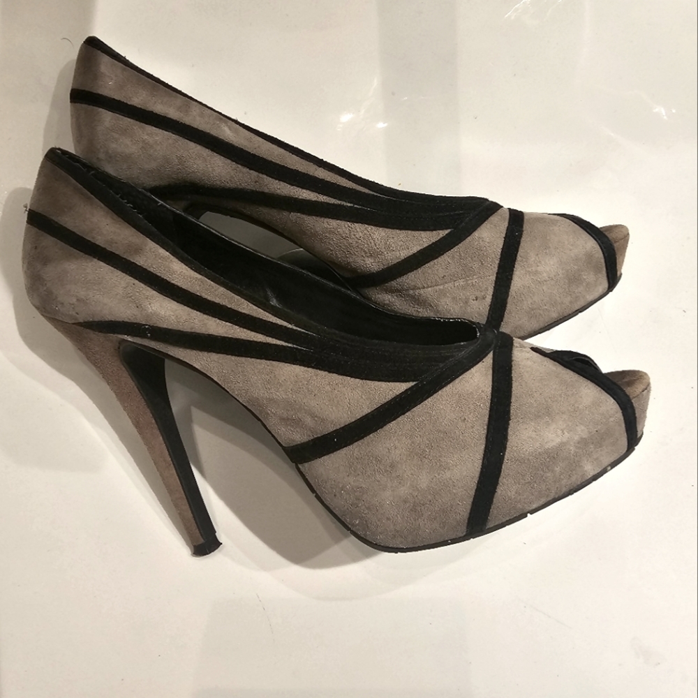 8.5 Gray w/bllk stripe peek-toe shoe